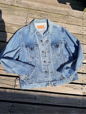 Vintage 70’s type 3 small “e”Levi's Light Blue Denim Jacket, size 4 = medium